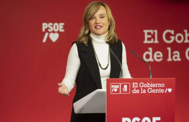 La portavoz del PSOE y ministra de Educaci&oacute;n, Pilar Alegr&iacute;a durante una rueda de prensa. / Fernando Villar
