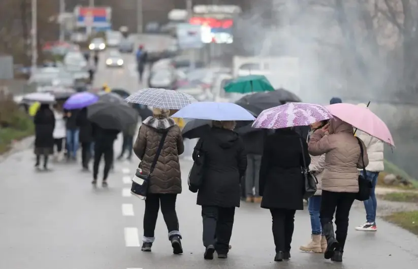 Un grupo de serbios se dirige a una barricada levantada a las afueras del pueblo de Rudare, en Kosovo,