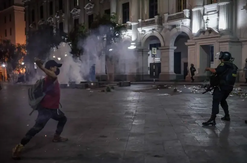 Cientos de manifestantes, a favor de Pedro Castillo y en contra del Congreso, se enfrentan con miembros de la polic&iacute;a en las calles del centro de Lima (Per&uacute;). EFE/ Aldair Mej&iacute;a