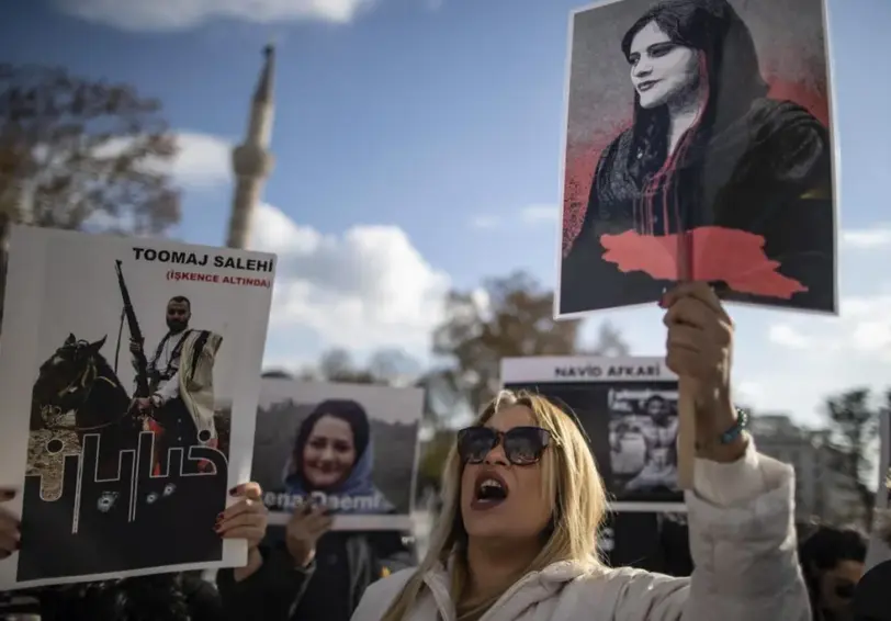 Imagen de archivo de una protesta en Estambul por la muerte de la joven iran&iacute; Mahsa Amini. EFE/EPA/Erdem Sahin