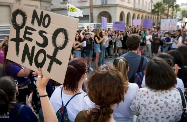 Imagen de archivo de una manifestaci&oacute;n en Huelva en protesta por la puesta en libertad bajo fianza de los cinco miembros de la Manada. EFE/Juli&aacute;n P&eacute;rez