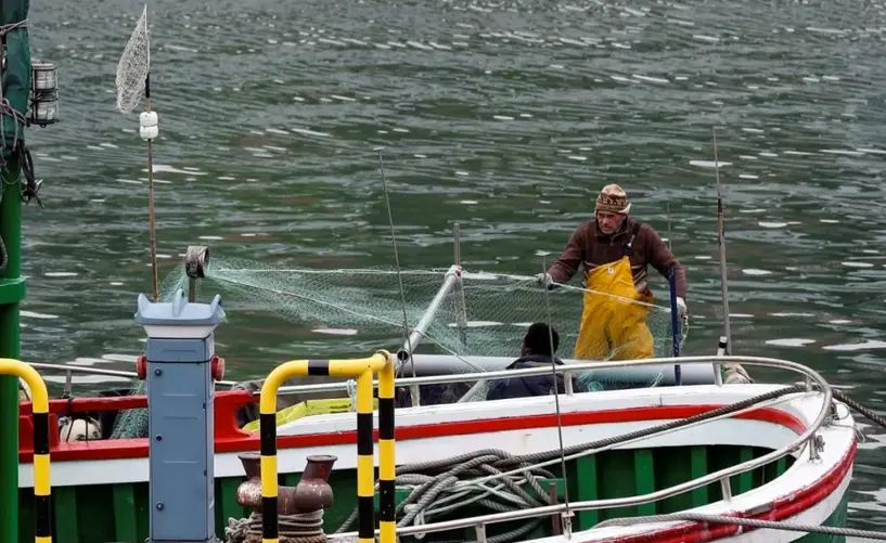 Un pescador repara las redes en el Puerto de Pasajes de San Pedro, en Pa&iacute;s Vasco, en una imagen de archivo. / Javier Etxezarreta
