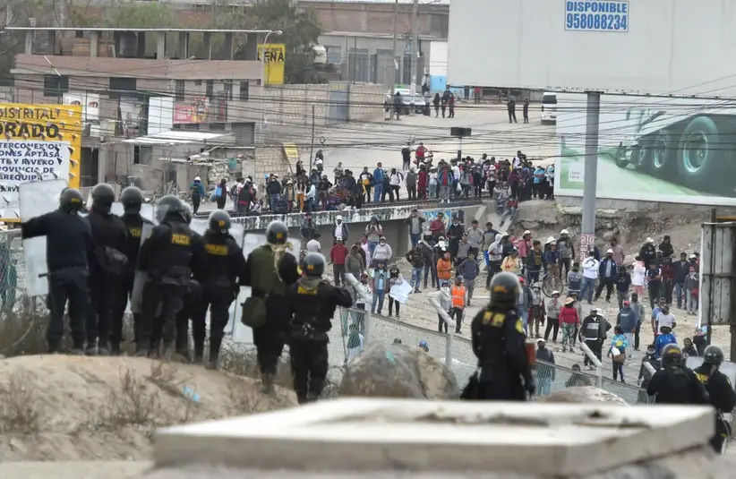 Manifestantes enfrentan a miembros de la Polic&iacute;a, hoy, durante una protesta en las inmediaciones del aeropuerto de la ciudad de Arequipa (Per&uacute;). EFE/Jos&eacute; Sotomayor