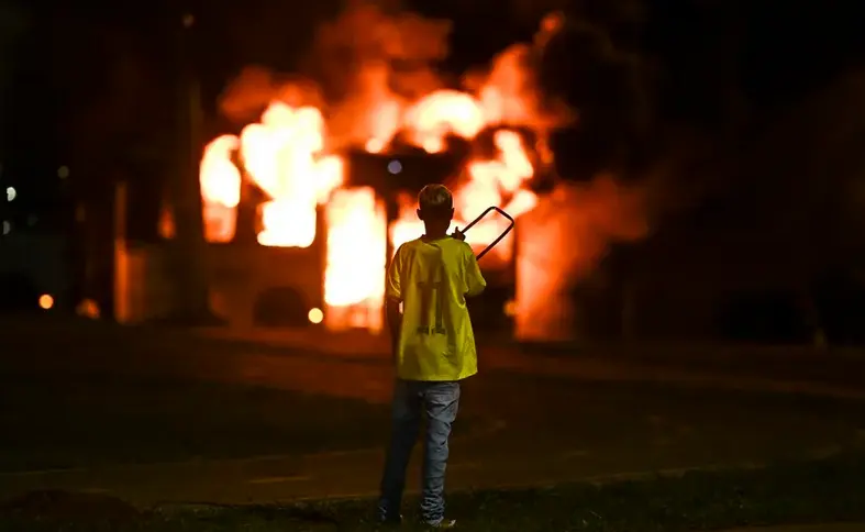 Seguidores del saliente presidente de Brasil, Jair Bolsonaro, se manifiestan hoy en Brasilia (Brasil). EFE/ANDR&Eacute; BORGES