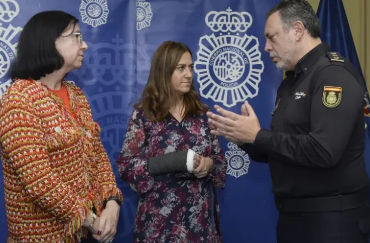 La delegada del Gobierno en Castilla y Le&oacute;n, Virginia Barcones (c), junto a la subdelegada en Valladolid, Alicia Villar (i), atienden a las explicaciones del jefe de Brigada de la Unidad Central de Redes de Inmigraci&oacute;n Ilegal y Falsedades Documentales (UCRIF CENTRAL), el comisario Jos&eacute; Nieto Barroso (d), momentos antes de presentar la operaci&oacute;n. EFE / Nacho Gallego