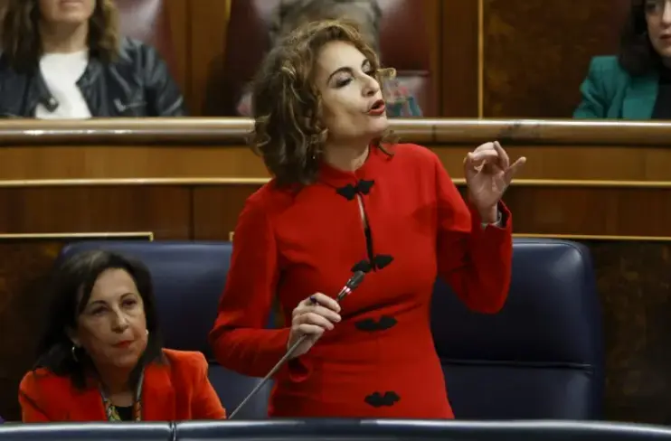La ministra de Hacienda y Funci&oacute;n P&uacute;blica, Mar&iacute;a Jes&uacute;s Montero, interviene en la sesi&oacute;n de control del Gobierno celebrada este mi&eacute;rcoles en el Congreso en Madrid. EFE / Mariscal