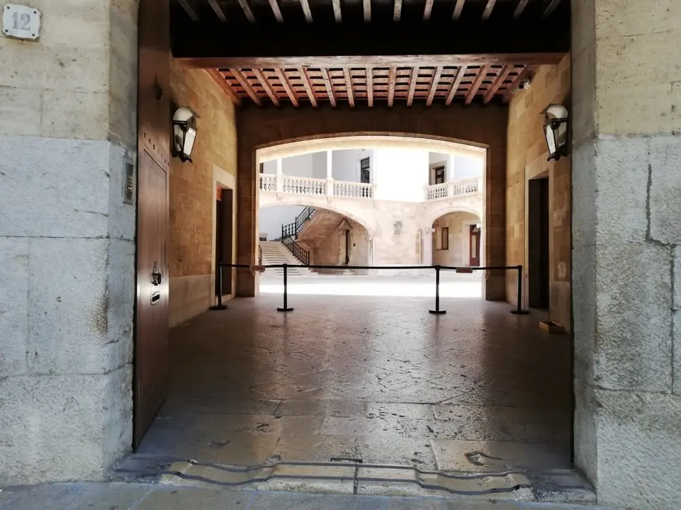El patio de la Audiencia Provincial de Baleares y el TSJIB, visto desde el exterior. / E.P.