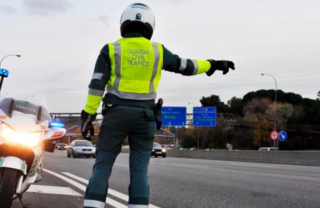 Un agente de la Guardia Civil de Tr&aacute;fico. E.P.