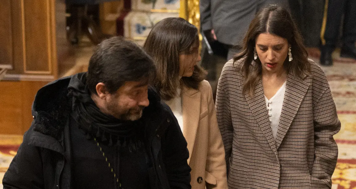La ministra de Igualdad, Irene Montero (i) y la ministra de Derechos Sociales y Agenda 2030, Ione Belarra (d), a su salida de una sesi&oacute;n plenaria en el Congreso de los Diputados, a 14 de diciembre de 2022, en Madrid (Espa&ntilde;a). El PP ha aprovechado la sesi&oacute;n de control al Gobierno en el Pleno del Congreso para pedir explicaciones al ministro de la Presidencia, por la