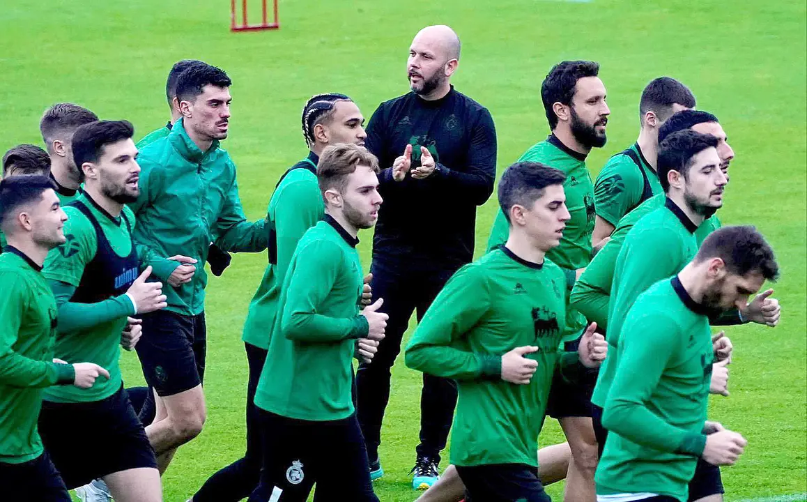 Jos&eacute; Alberto, dirigiendo ayer su primer entrenamiento. / REAL RACING CLUB