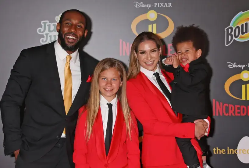 Fotograf&iacute;a de archivo donde aparece el bailar&iacute;n Stephen "tWitch" Boss (i), junto a su familia. EFE/Jimmy Morrison