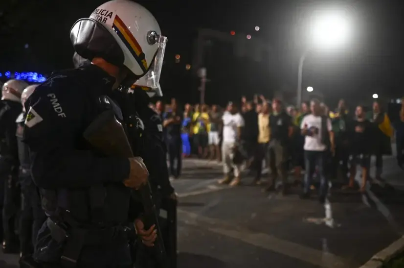 Polic&iacute;as intentaban dispersar el pasado lunes una manifestaci&oacute;n de seguidores del saliente presidente de Brasil, Jair Bolsonaro, en Brasilia (Brasil).