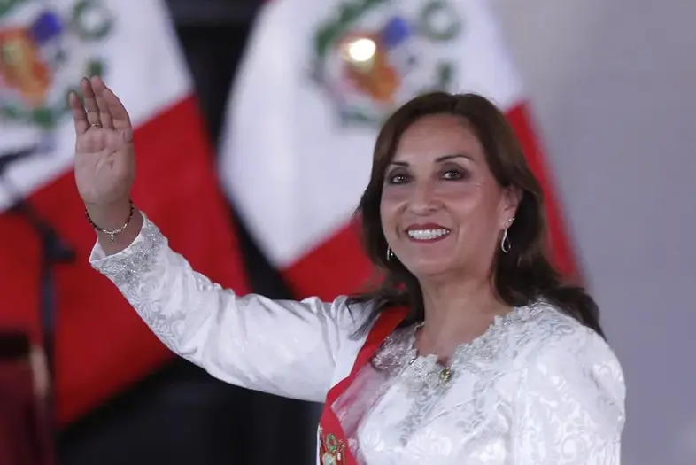 La presidenta de Per&uacute;, Dina Boluarte, saluda durante una ceremonia en la cual ha nombrado a los ministros de su gabinete ayer, en el Palacio de Gobierno de Lima (Per&uacute;). EFE/Paolo Aguilar
