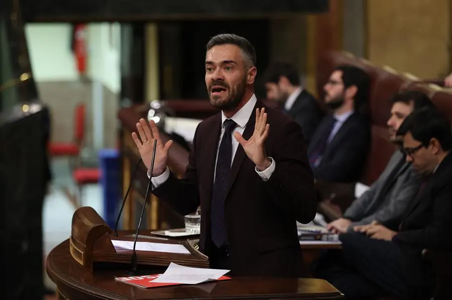 El diputado del PSOE Felipe Jes&uacute;s Sicilia interviene durante el pleno extraordinario del Congreso de los Diputados celebrado este jueves en Madrid para votar una amplia reforma impulsada por el Gobierno para eliminar el delito de sedici&oacute;n y rebajar las penas del de malversaci&oacute;n, que tambi&eacute;n implica cambios en el Poder Judicial. EFE/ Kiko Huesca
