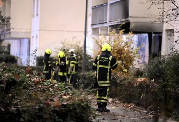 Una dotaci&oacute;n de bomberos trabaja en el edificio de apartamentos de Vaulx-en-Velin, en las afueras de Lyon, que se ha incendiado esta madrugada, EFE/EPA/Joel Philippon
