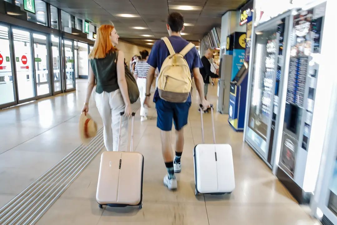 Varios pasajeros caminan en las instalaciones de la Terminal 1 del Aeropuerto Adolfo Su&aacute;rez Madrid Barajas. / Carlos Luj&aacute;n