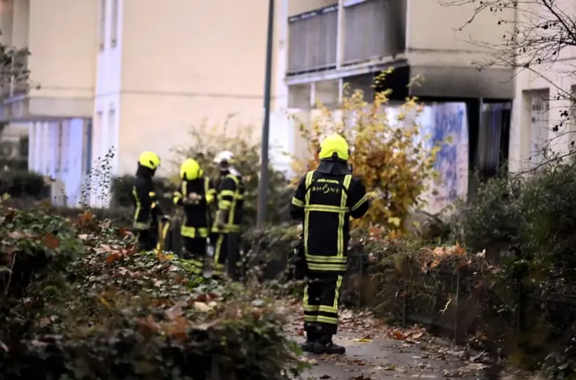 Una dotaci&oacute;n de bomberos trabaja en el edificio de apartamentos de Vaulx-en-Velin, en las afueras de Lyon, que se ha incendiado esta madrugada, EFE/EPA/Joel Philippon