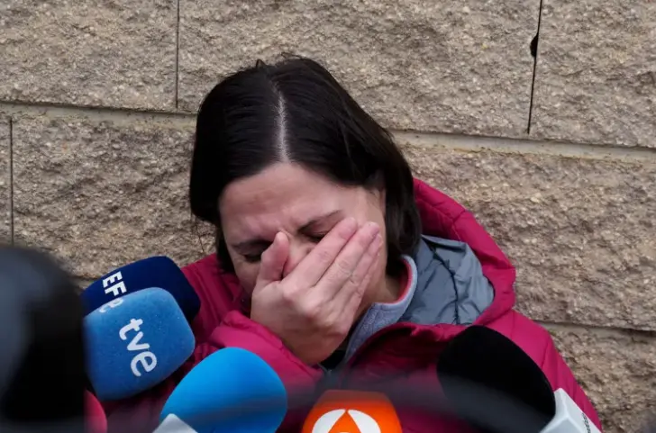 Luc&iacute;a Mu&ntilde;oz, prima hermana del padre de las ni&ntilde;as, atiende a los medios en relaci&oacute;n al suceso en el que una mujer agente de la Guardia Civil ha acabado, presuntamente, con la vida de sus dos hijas, de 9 y 11 a&ntilde;os. EFE / Jos&eacute; del Olmo