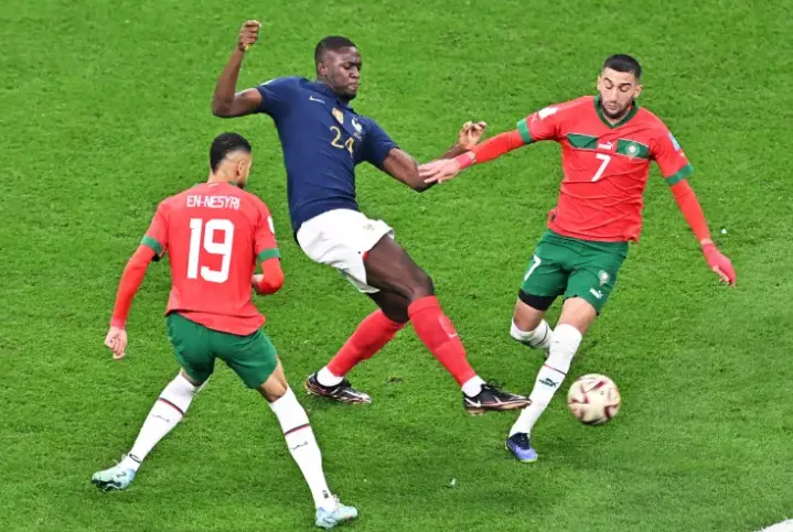 Ibrahima Konate de Francia (c) en acci&oacute;n contra Hakim Ziyech (d) y Youssef En-Nesyri de Marruecos durante el partido de semifinal del Mundial de Qatar 2022. EFE/EPA/Noushad Thekkayil