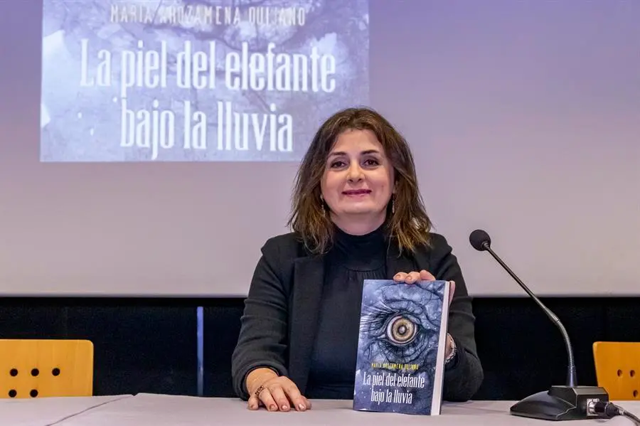 La profesora y escritora Mar&iacute;a Arozamena salta de nuevo a las librer&iacute;as para narrar en primera persona el desgarro de un adolescente que sufre 'bullying' en su instituto, un relato de ficci&oacute;n sobre una situaci&oacute;n traum&aacute;tica con el mensaje positivo de que del acoso tambi&eacute;n se puede salir. EFE/Javier G.Paradelo