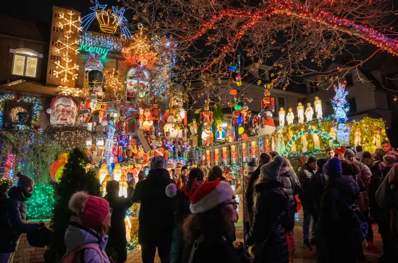 Personas visitan decoraciones navide&ntilde;as puestas en las entradas de casas, el 8 de diciembre de 2022 en el barrio residencial de Dyker Heights, al sur de Brooklyn, Nueva York (EE. UU). EFE/&Aacute;ngel Colmenares