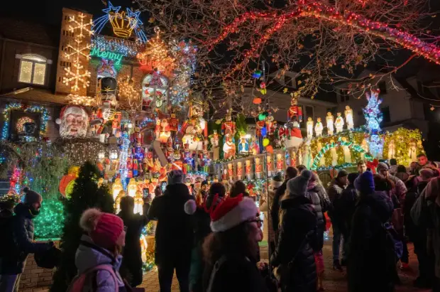 Personas visitan decoraciones navide&ntilde;as puestas en las entradas de casas, el 8 de diciembre de 2022 en el barrio residencial de Dyker Heights, al sur de Brooklyn, Nueva York (EE. UU). EFE/&Aacute;ngel Colmenares