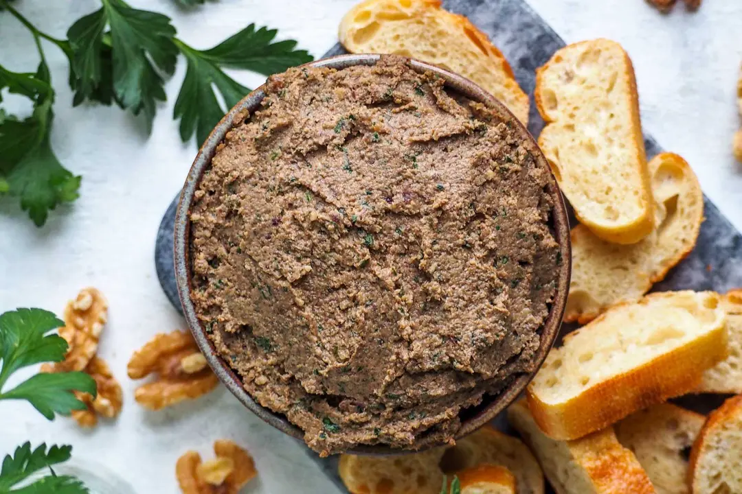 Pat&eacute; de nueces y champi&ntilde;ones.