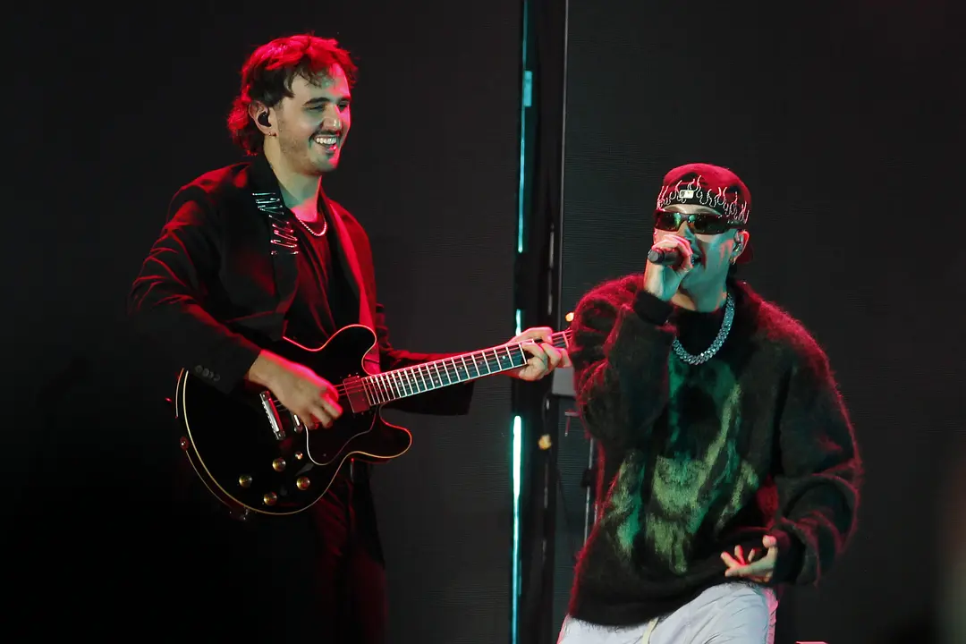 Juan Pablo Isaza (i), integrante de Morat, se presenta hoy junto al cantante colombiano Feid durante un concierto en el estadio Atanasio Girardot, en Medell&iacute;n (Colombia). / Luis Eduardo Noriega