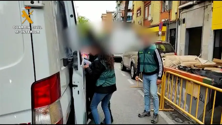 La Guardia Civil ha detenido en Almer&iacute;a a cuatro personas acusadas de extorsionar a una serie de v&iacute;ctimas, a las que ped&iacute;an entre 500 y 2.000 euros por no publicar im&aacute;genes. EFE / Guardia Civil