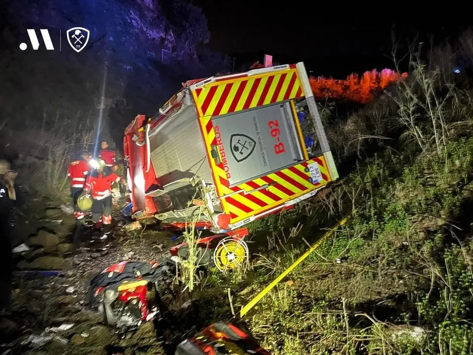 Accidente de un cami&oacute;n del CPB donde resultaron heridos tres bomberos. E.P.