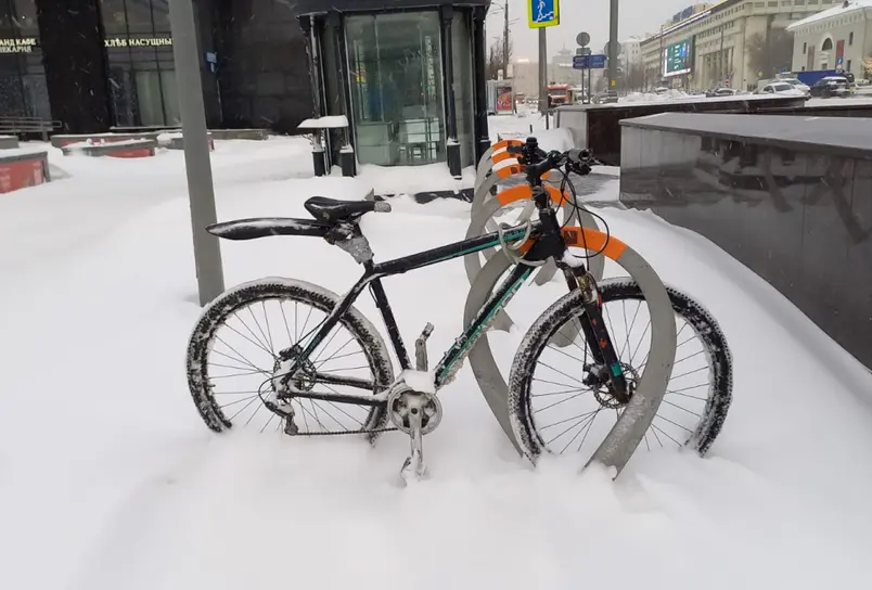 La capital rusa, Mosc&uacute;, amaneci&oacute; hoy sepultada por m&aacute;s de 30 cent&iacute;metros de nieve en la mayor nevada del siglo XXI. EFE/Ignacio Ortega