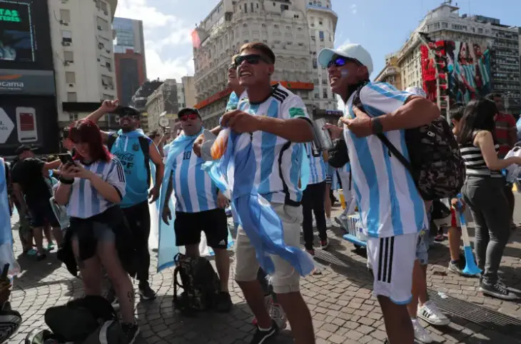 Hinchas argentinos animan hoy, en los alrededores del Obelisco, antes de la final del Mundial de F&uacute;tbol Qatar 2022 entre Argentina y Francia, en Buenos Aires (Argentina). EFE/ Ra&uacute;l Mart&iacute;nez