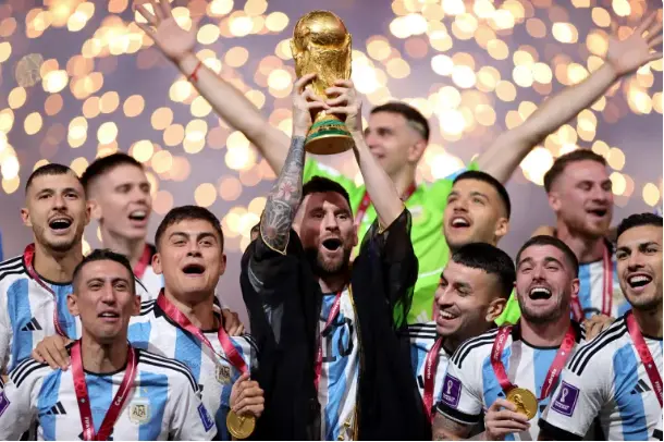 El capit&aacute;n de Argentina, Lionel Messi, levanta el trofeo de campeones tras vencer en la final de la Copa Mundial de la FIFA 2022 entre Argentina y Francia en el estadio de Lusail, Lusail. EFE/EPA/Friedemann Vogel