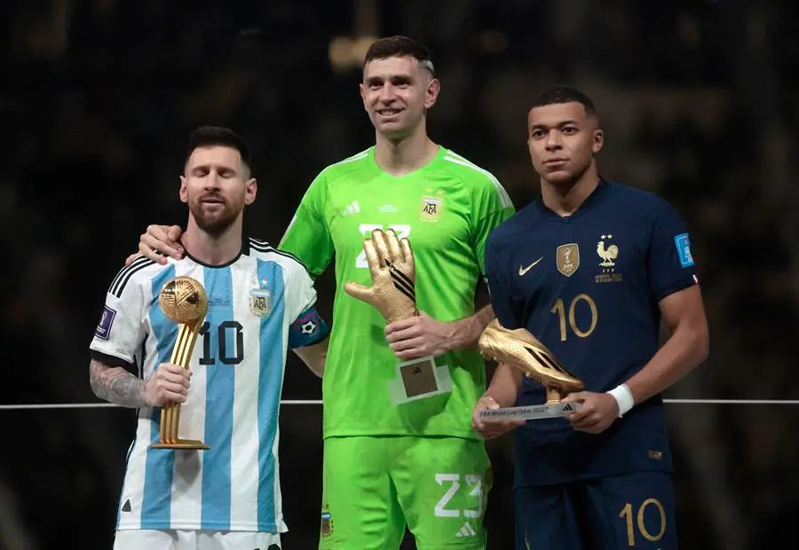 Lionel Messi (i) y Emiliano Mart&iacute;nez (c) de Argentina junto a Kylian Mbappe posan hoy, en la final del Mundial de F&uacute;tbol Qatar 2022 entre Argentina y Francia en el estadio de Lusail (Catar). EFE/ Juan Ignacio Roncoroni