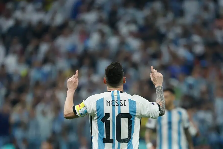 Lionel Messi de Argentina celebra un gol hoy, en un partido de semifinales del Mundial de F&uacute;tbol Qatar 2022 entre Argentina y Croacia en el estadio de Lusail (Catar). EFE/ Juanjo Martin