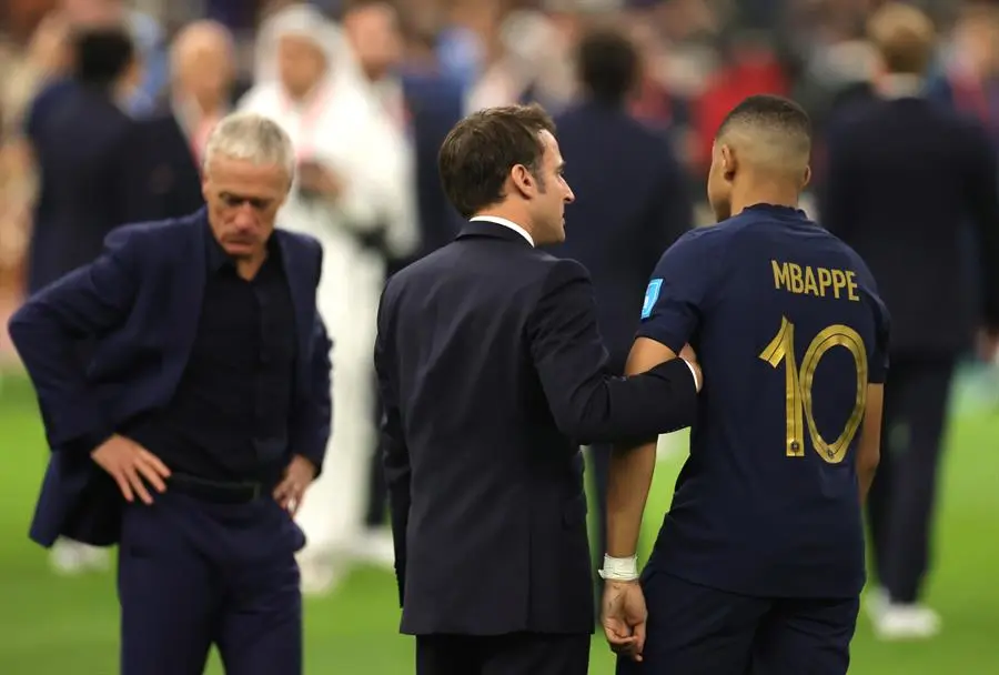 Macron consuela sobre el c&eacute;sped a un abatido Mbapp&eacute;
EFE/EPA/Friedemann Vogel