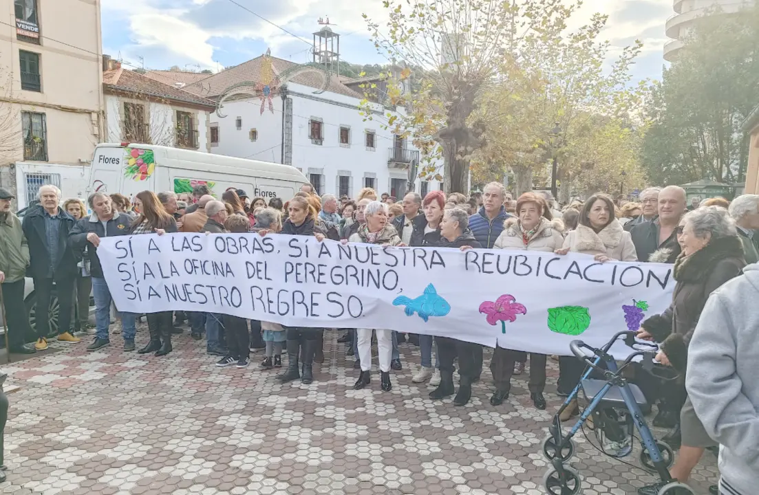 Concentraci&oacute;n de los comerciantes del Mercado de Abastos de Laredo celebrada ayer. / ALERTA