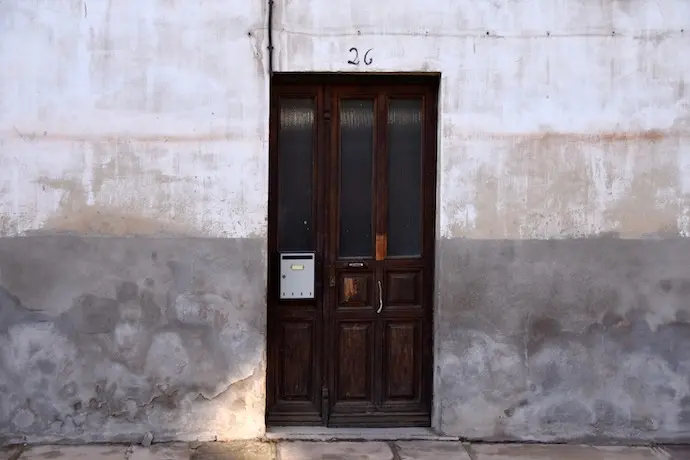 puerta n&ordm;26 de la avenida de la naval con la marca a&uacute;n visible del nivel que alcanz&oacute; el agua durante las inundaciones del 19 y 20 de diciembre 2019.