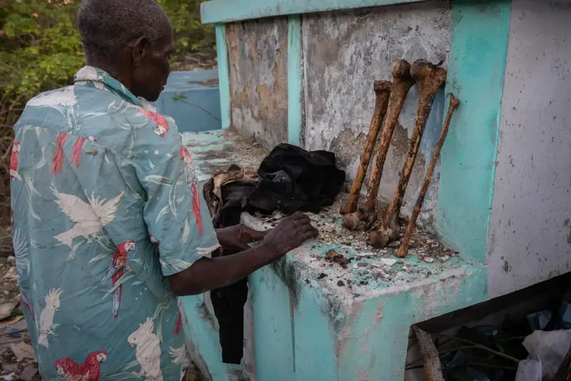 Un hombre busca huesos para vender, el 10 de diciembre de 2022, en el Cementerio General de Puerto Pr&iacute;ncipe (Hait&iacute;). EFE/Johnson Sabin