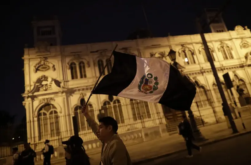Ciudadanos protestan por la situaci&oacute;n del pa&iacute;s en Lima (Per&uacute;). EFE/ Bienvenido Velasco