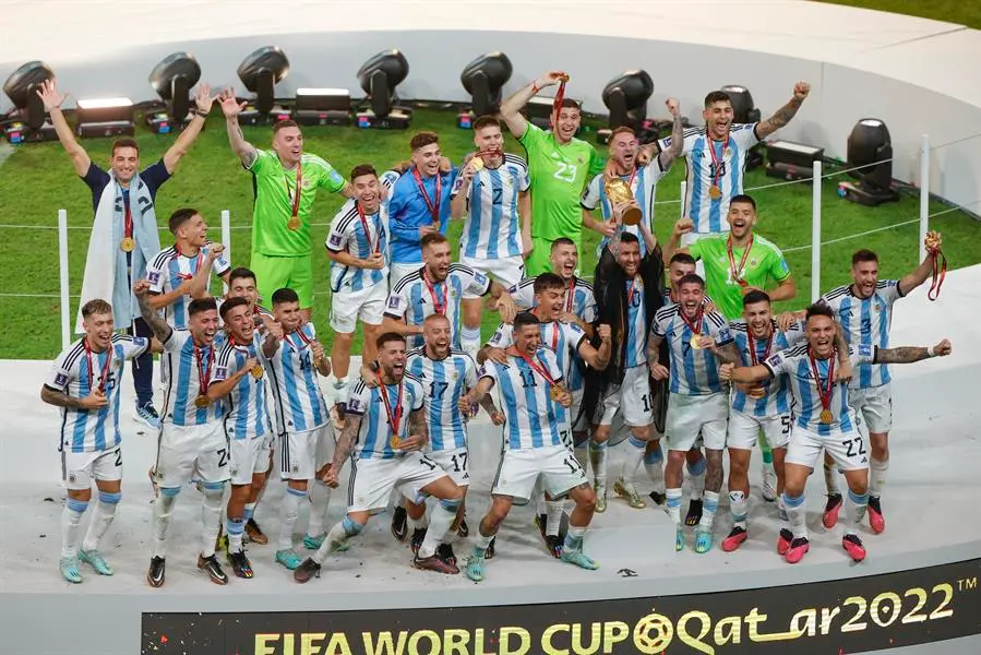 Jugadores de Argentina celebran, ayer, su tercer t&iacute;tulo en la Copa Mundial de F&uacute;tbol. EFE/ Alberto Estevez