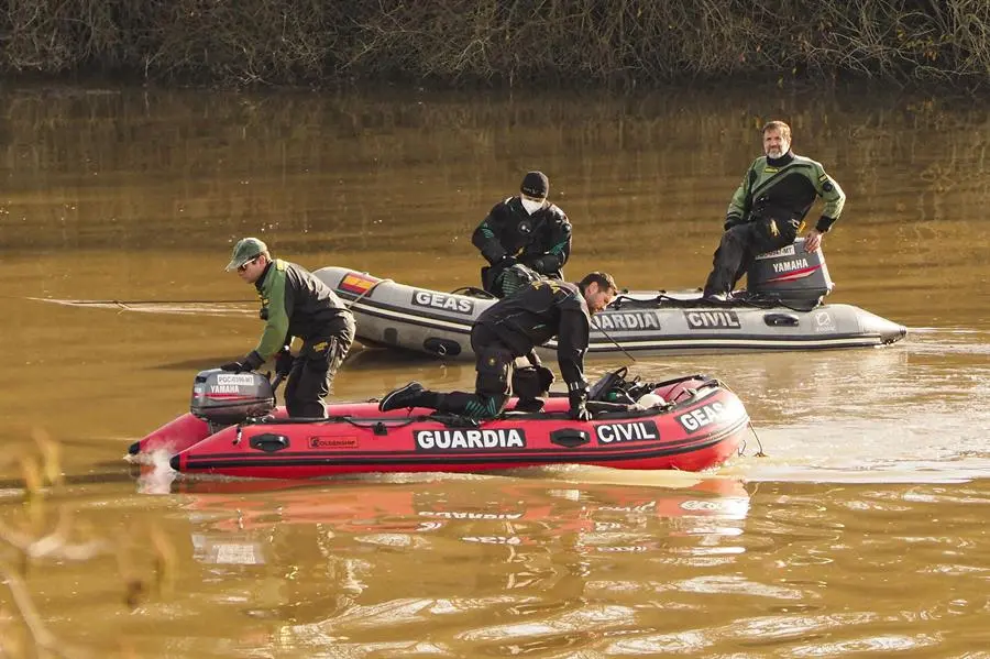 Agentes del Grupo Especial de Actividades Subacu&aacute;ticas (GEAS) de la Guardia Civil retoman las labores de rescate del ultraligero localizado sumergido en el Duero, a la altura del municipio vallisoletano de Villamarciel, este lunes. EFE/ R. Garc&iacute;a