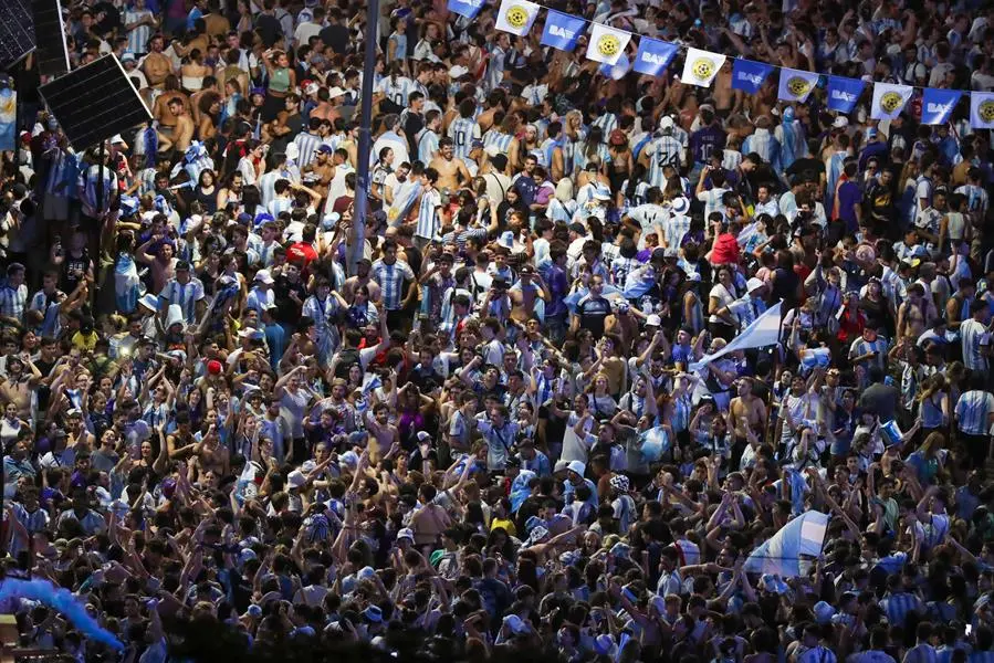 Hinchas de Argentina celebran el campeonato Mundial Qatar 2022 tras ganar la final contra Francia, en el Obelisco en Buenos Aires. / EFE