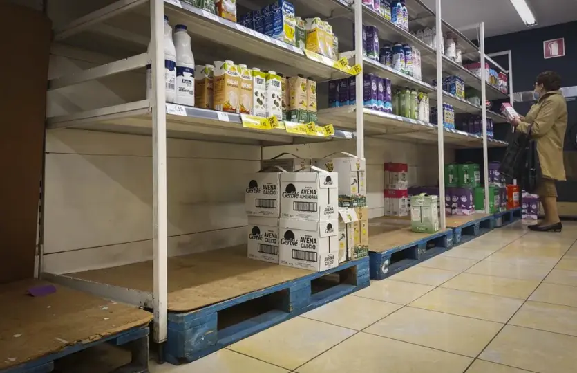 Una mujer compra leche en un supermercado de San Sebasti&aacute;n.