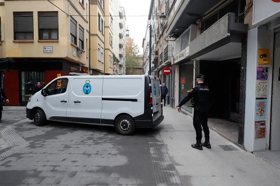 Un hombre de 83 a&ntilde;os se ha entregado este martes, a una patrulla de la Polic&iacute;a Nacional en el Paseo de la Independencia de Zaragoza, a quienes ha confesado que hab&iacute;a asesinado a su mujer, de 80 a&ntilde;os. EFE / Javier Cebolleda