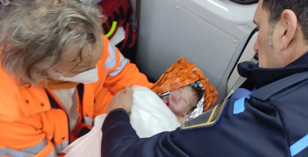 La Polic&iacute;a Local de Paterna (Valencia) socorre a una mujer que acababa de dar a luz en su coche en la N-220. E.P.