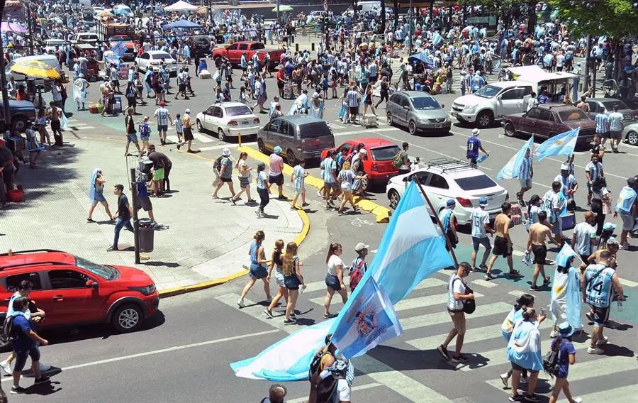Seguidores de la selecci&oacute;n de argentina se re&uacute;nen hoy, para la celebraci&oacute;n de su triunfo en el Mundial de Qatar 2022. EFE / Enrique Garc&iacute;a Medina