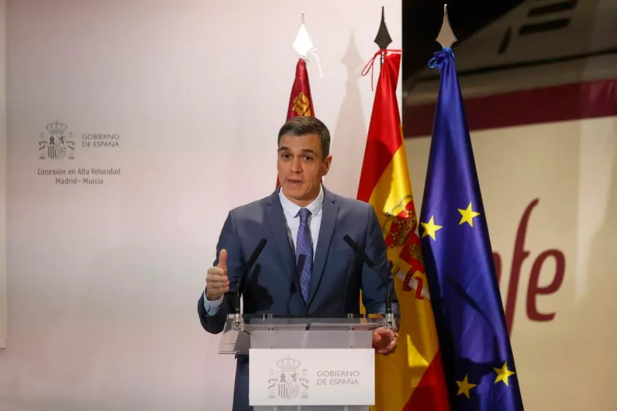 El presidente del Gobierno, Pedro S&aacute;nchez, durante una comparecencia ante la prensa este lunes en Murcia tras el viaje inaugural del tren de alta velocidad a la capital murciana. Este proceso culmina el Corredor del Levante y avanza en el Corredor del Mediterr&aacute;neo impulsando su despliegue hacia Almer&iacute;a. EFE/ Javier Liz&oacute;n