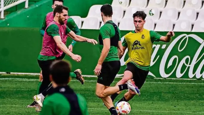 Yeray, con el bal&oacute;n en su poder durante el entrenamiento de ayer. / RRC