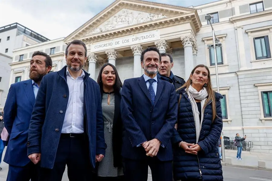 El portavoz adjunto de Ciudadanos (Cs) en el Congreso, Edmundo Bal (2d), y diputados de su partido. EFE / Juan Carlos Hidalgo
